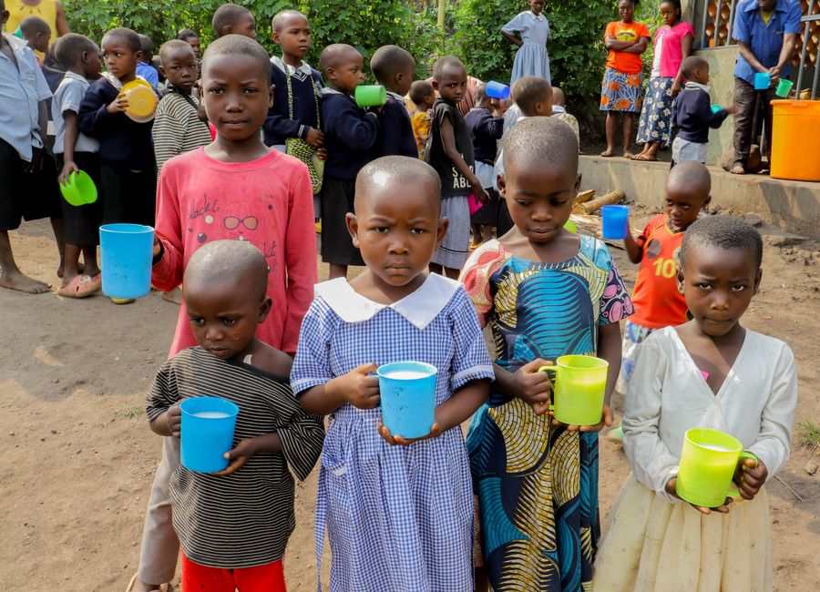 Children receiving food distribution